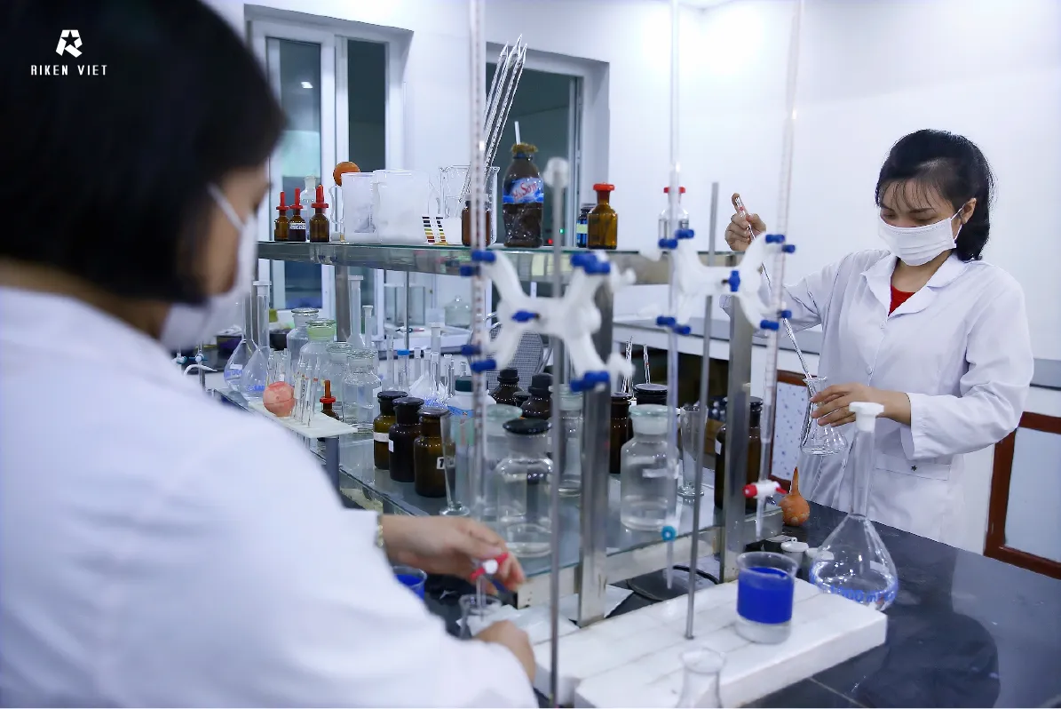 Môi trường hóa chất dễ phát sinh khí độc hại ảnh hưởng đến sức khỏe người lao động