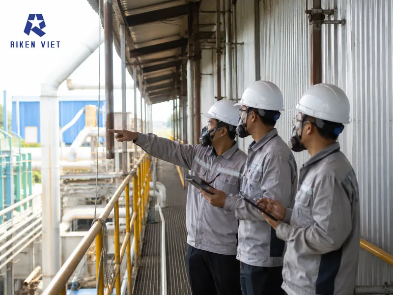 Đội ngũ vận hành phối hợp giám sát an toàn khí độc trong nhà máy nhằm duy trì môi trường làm việc ổn định. Đội ngũ vận hành phối hợp giám sát an toàn khí độc trong nhà máy nhằm duy trì môi trường làm việc ổn định.